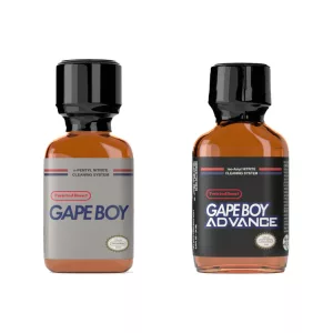 Pack de deux flacons Poppers Gape Boy 24ml, l'un au nitrite de pentyle et l'autre au nitrite d'amyle, sur fond neutre.
