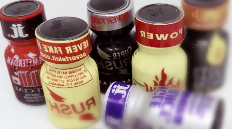 Photo de plusieurs bouteilles de poppers célèbres comme Rush, Amsterdam et Jungle Juice, idéales pour comparer et choisir selon vos besoins
